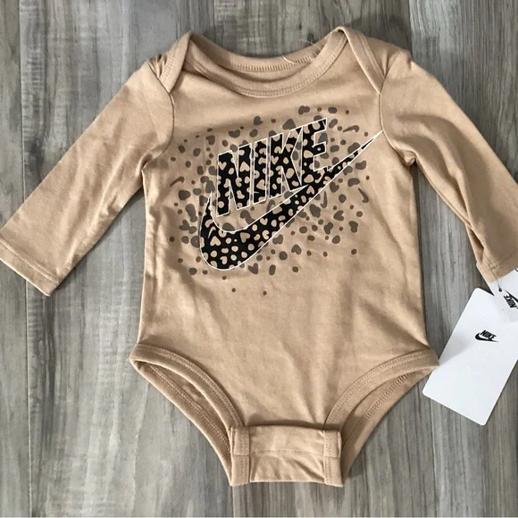Nike Infant girls set size 3 months(NWT) ~PRICE IS FIRM, NO OFFERS~ - Picture 2 of 4